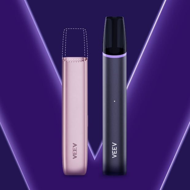 Imagem de dois dispositivos orientados 
para cima, do lado esquerdo VEEV ONE em rosa,com parte superior com recarga a tracejado, do lado direito VEEV NOW ULTRA em preto. Com V em roxo, em fundo roxo escuro.