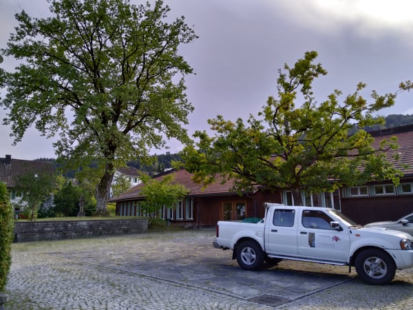 Abschluss eines gelungenen Tages. Baumpflege auf dem Gelände der St. Antonius Kirche in Egg ZH