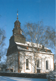 Farbgebung seit den 1990er Jahren schlicht cremeweiß im Sinne einer reformierten Predigtkirche. Mit ca. 400 Sitzplätzen.