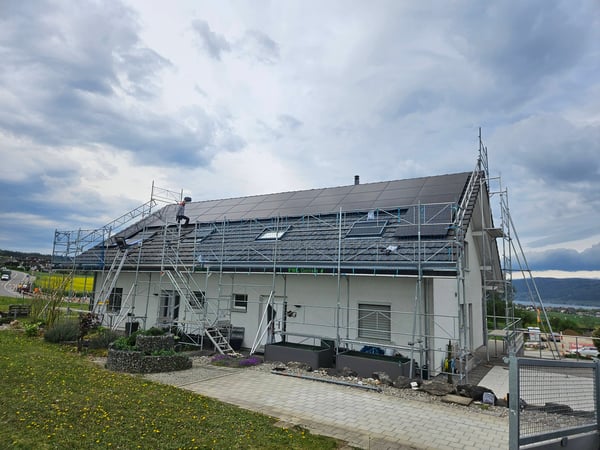 Mehrfamilienhaus Montage der Photovoltaikanlagen