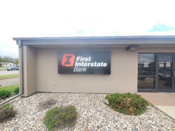 Exterior image of First Interstate Bank in Aberdeen, SD.