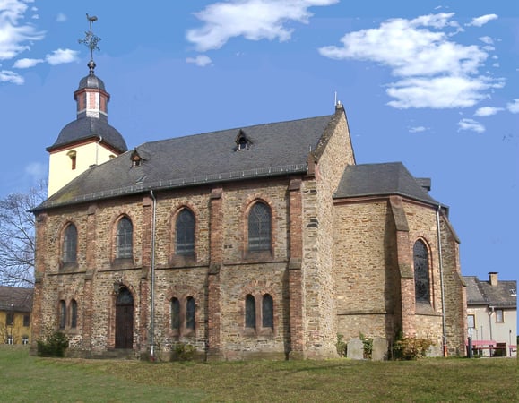 Die Menschen in Höhr-Grenzhausen waren schon immer durch das Keramikhandwerk geprägt und sind ihm auch heute noch sehr verbunden. Das sieht man auch in unserer freundlichen und hellen Kirche. Die besondere Atmosphäre des Kirchenraums entsteht auch durch die vielen individuell gestalteten Keramikfliesen am Boden, an den Wänden und am Altar.