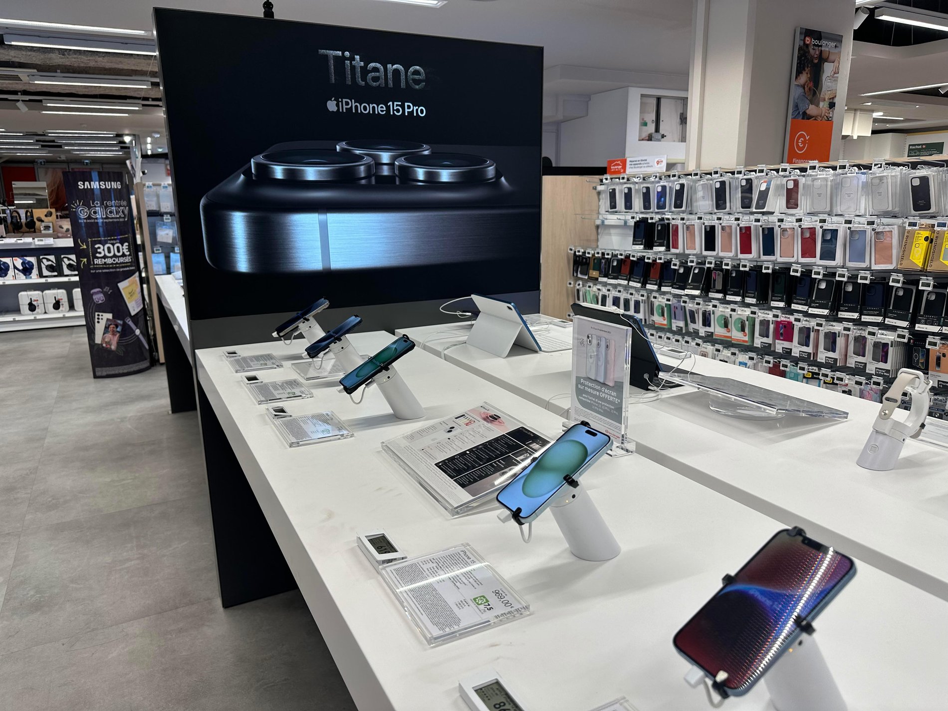 Table Apple, iPhone 15, iPhone 15 Pro, iPhone 15 Pro Max, iPhone 15 Plus, Apple Watch serie 9, Apple Watch Ultra, iPad Air, iPad.