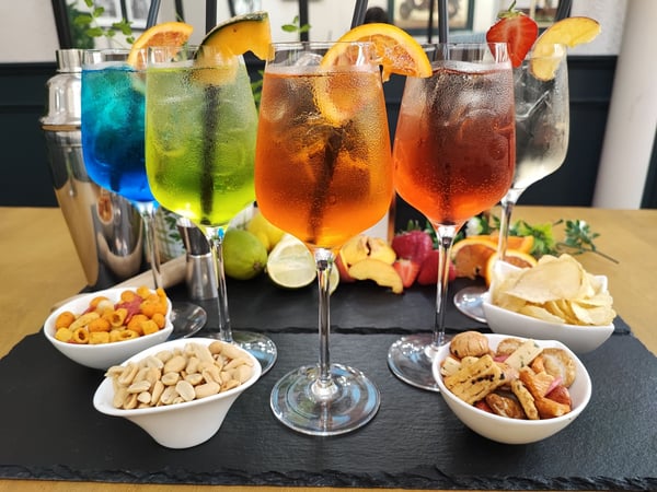 Nous proposons une large selection de Spritz aux couleurs éclatantes et aux parfums fruités. L'idéal pour un apéro en terrasse.