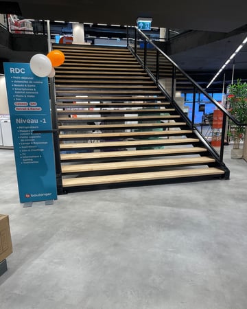 Accès entre les deux étage RDC et niveau -1 espace de vente