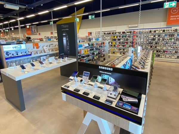 Rayon Téléphonie avec les mise en avant des nouveauté Samsung et Apple dans votre magasin Boulanger Bourg-en-Bresse.
