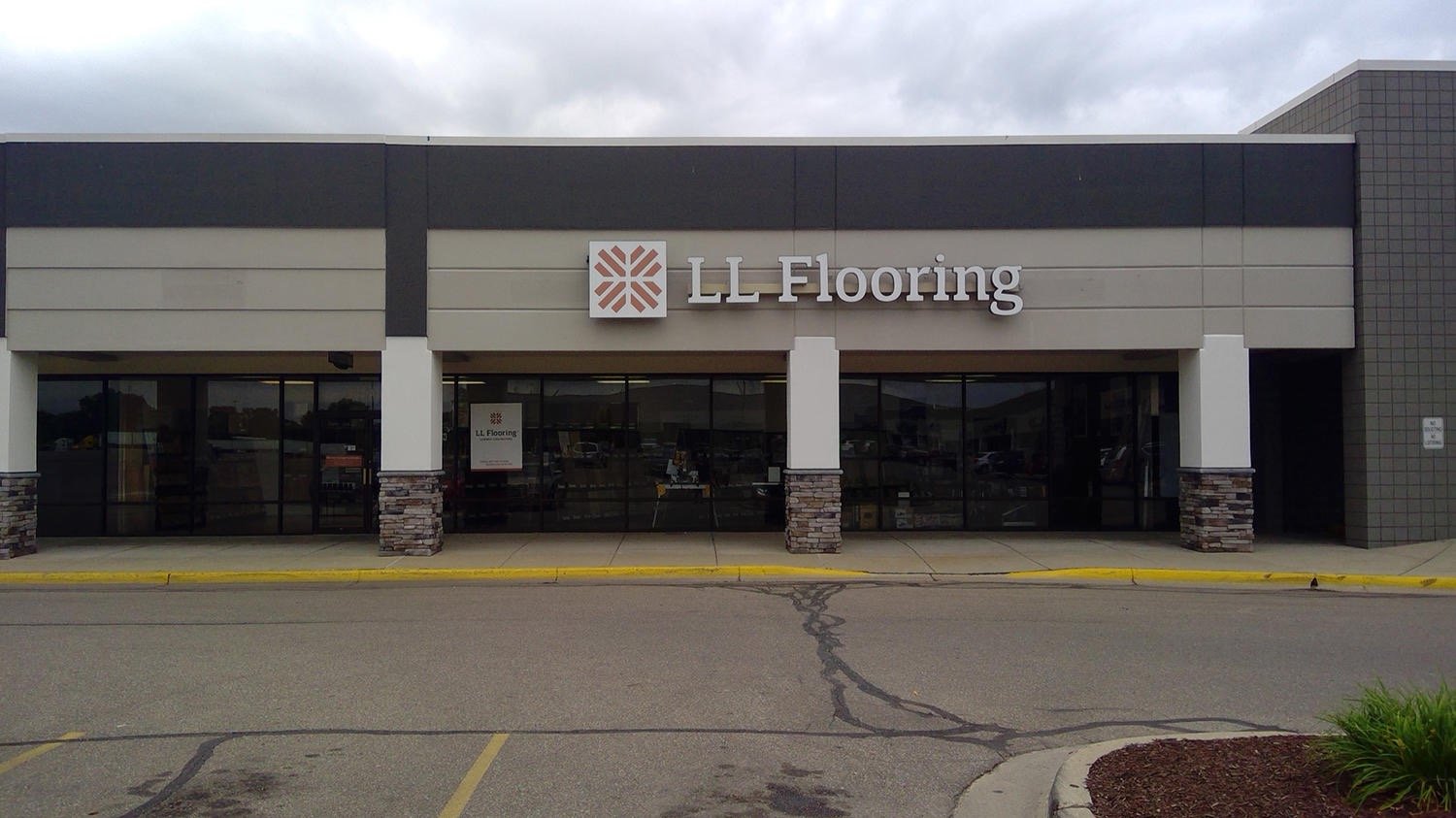 LL Flooring #1116 Lansing | 462 East Edgewood Blvd. | Storefront
