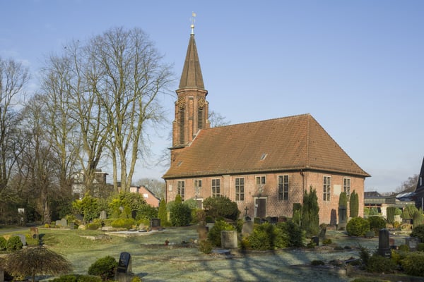 Das Kirchengebäude umringt von einem Friedhof.