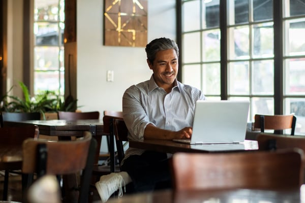Hombre en un restaurante usando Wi-Fi con Internet de fibra óptica