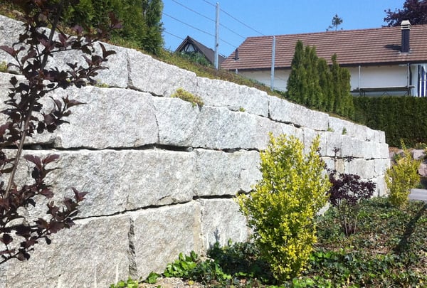 Blocksteinmauer mit Granitsteinen