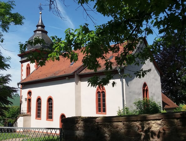 Die ursprüngliche Wallfahrtskirche liegt am höchsten Punkt des Ortes. Von hier aus überblickt sie den Ort und die Umgegend. Die ältesten Teile der Kirche stammen vermutlich aus dem 13. Jahrhundert. Wandmalereien aus der Gotik wurden bei einer Kirchensanierung freigelegt.