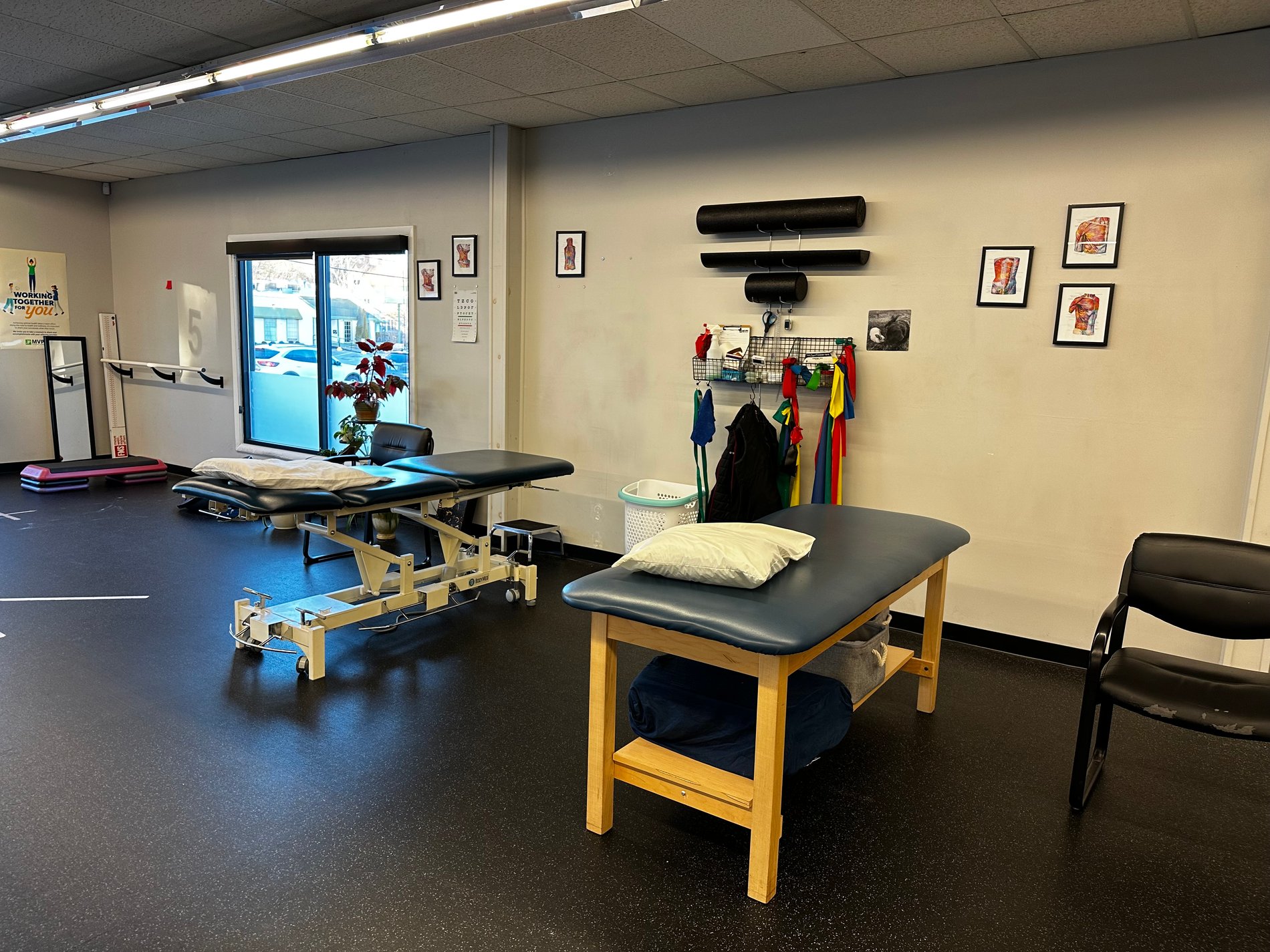 NH-Concord-MVPT patient care area with equipment and PT tables.