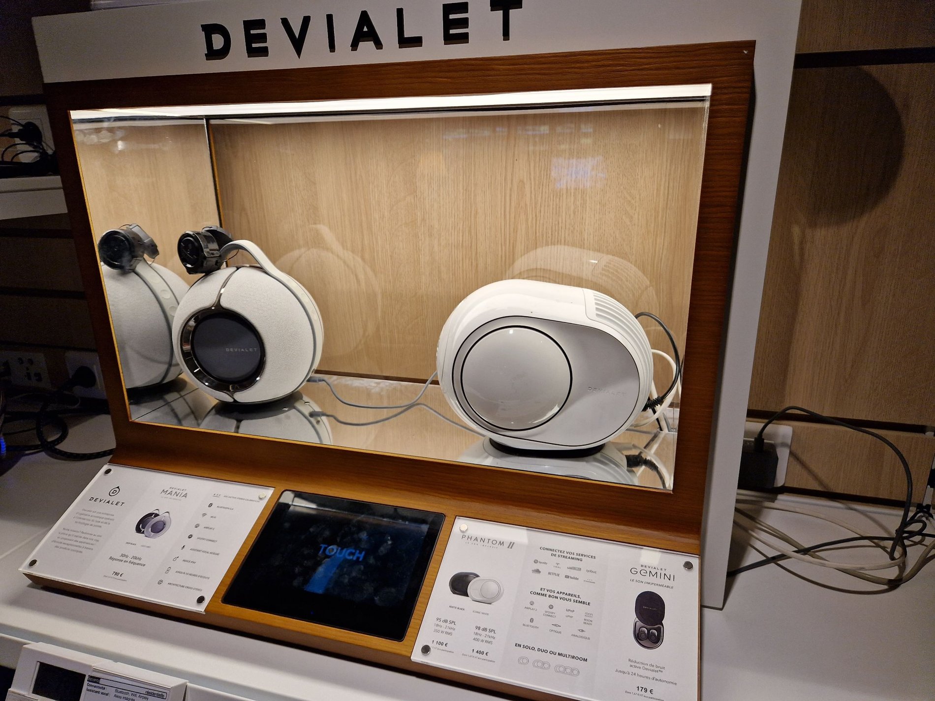 Présentoir Devialet du magasin Boulanger Lognes