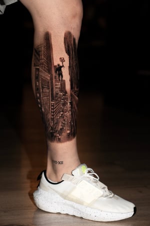 Tattoo Realism Black and Grey - Man flying with Balloon - Leg Project.