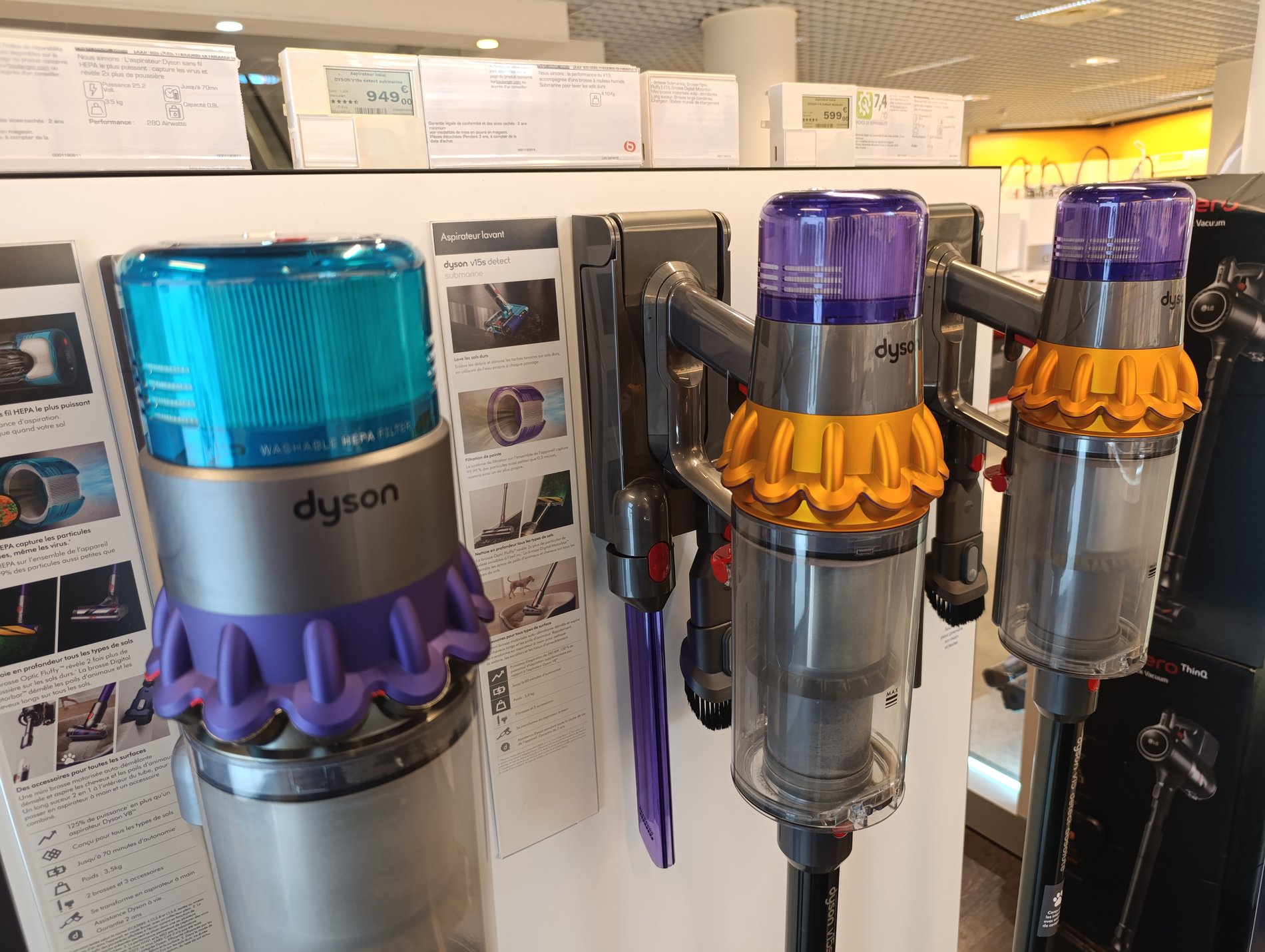 Corner Aspirateurs DYSON au magasin Boulanger Lyon - Les Cordeliers