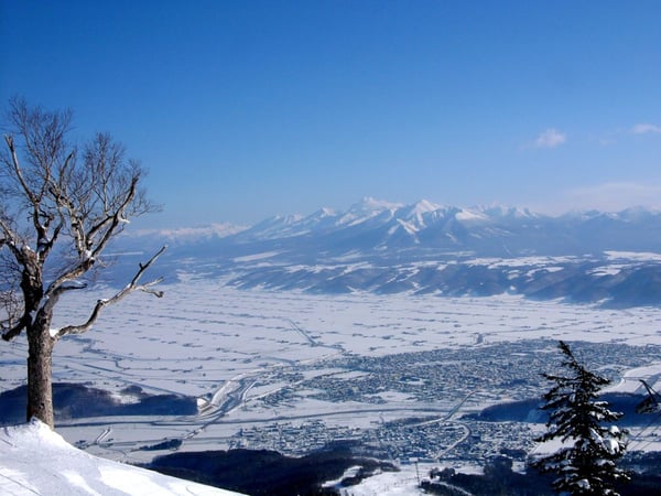 四季折々に訪れる人を魅了する富良野盆地と壮麗な山々