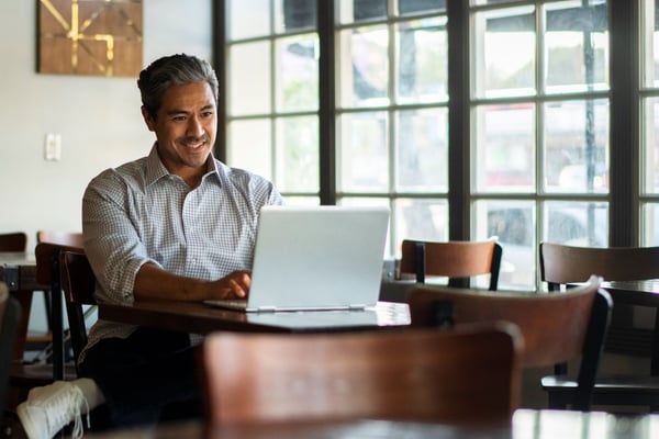 Hombre usando Wi-Fi en un restaurante