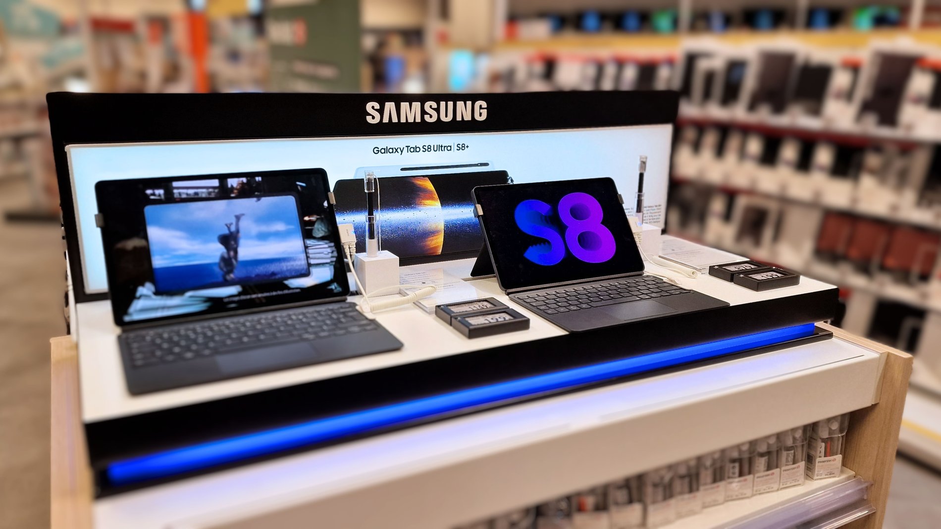 Tête de gondole tablettes Samsung Galaxy S8 Ultra et S8+ chez Boulanger Villebon