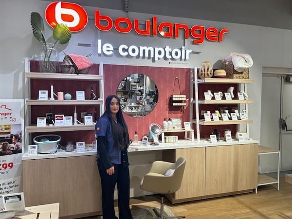 Nurten devant le bar beauty de votre magasin Boulanger PARLY 2
