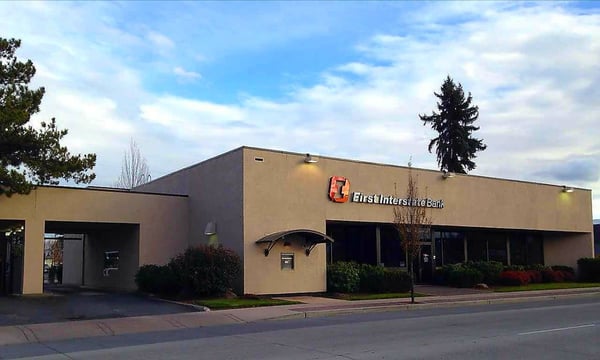 Exterior image of First Interstate Bank in Redmond, Oregon.