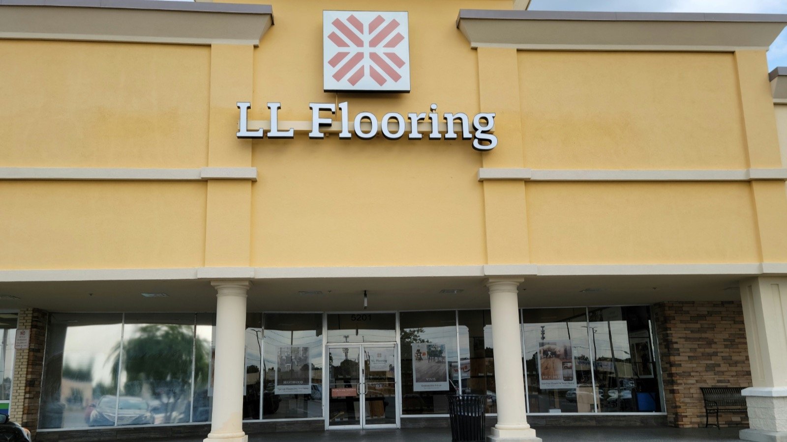 LL Flooring #1367 New Port Richey | 5201 US-19 | Storefront