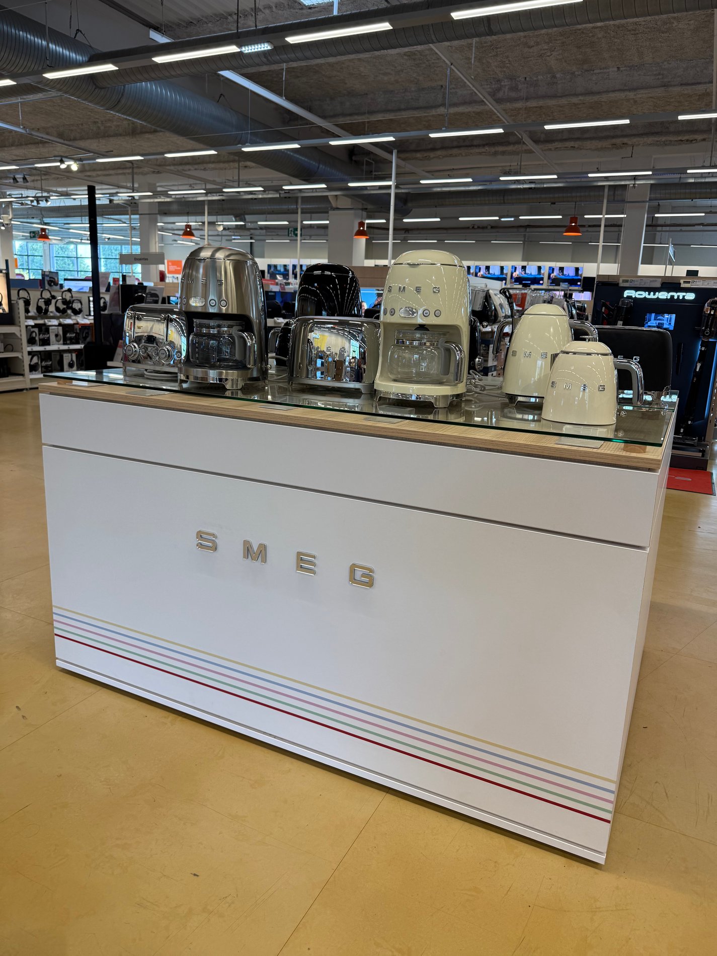 Table SMEG avec bouilloire, grille pain, presse agrume