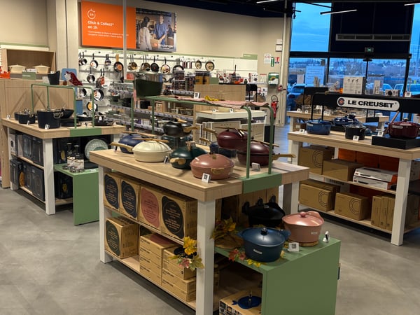 Le cookshop avec les poêles, casseroles et faitouts du magasin Boulanger Villebon