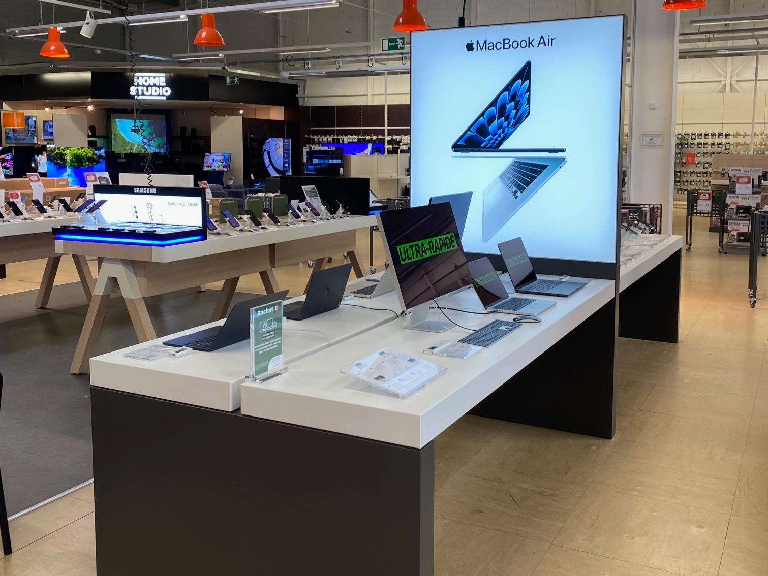 Photo de la table de présentation apple. De ce côté vous retrouverez les MacBook Air, les MacBook Pro et les iMac.