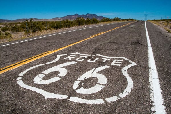 ルート66の標識が描かれた長い道路