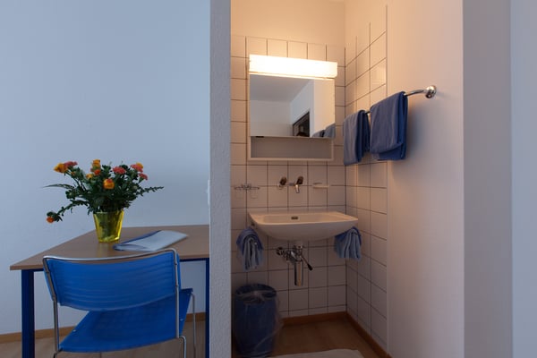 Waschbecken in Einzelzimmer mit Etagendusche/WC