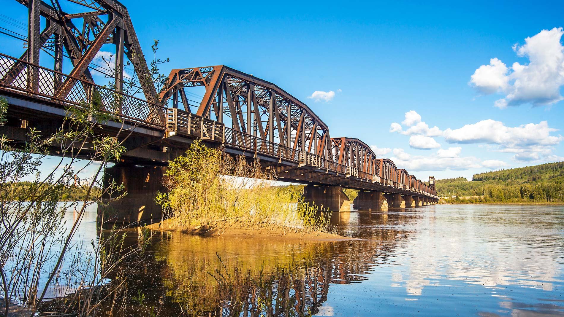 Pont ferroviaire qui enjambe le fleuve Fraser à Prince George, en Colombie-Britannique