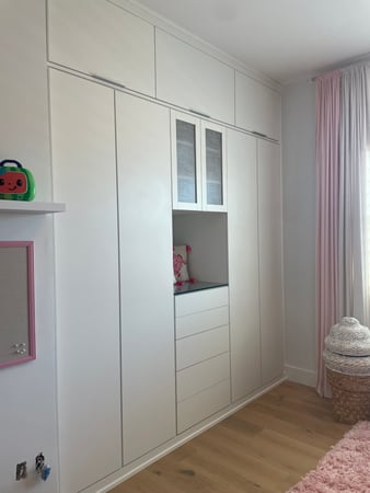Dove Wardrobe with Push-to-Open Mechanism and Finger Pulls – Seamless Elegance