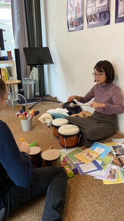 Les bébés apprennent le ressenti du rythme avec leurs parents dans les cours d'éveil musical donnés par Megumi Tabuchi à l'école Musique ArtsCademia de Lutry
