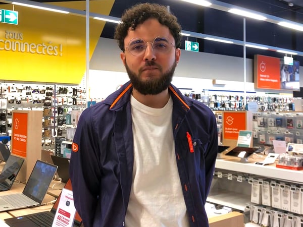Thomas fait parti de la Team Boulanger Bourg-en-Bresse depuis mars 2023 ! Notre Apple champion est incollable sur les connaissances de la marque.
Il accompagne et conseille les clients en fonction de leurs besoins par la qualité de sa relation et par ses conseils d’usage. Ses Forces, la microinformatique et la téléphonie