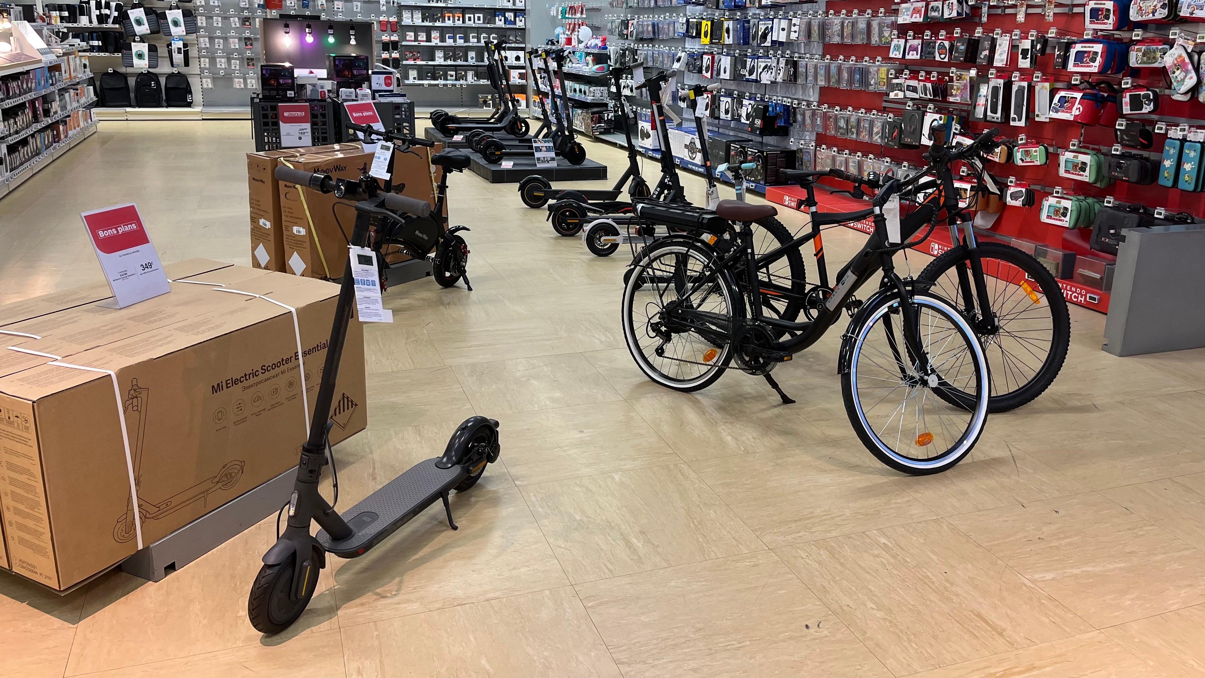 Espace mobilité du magasin Boulanger Auxerre. On retrouve des trottinettes électriques et des vélos électriques.
