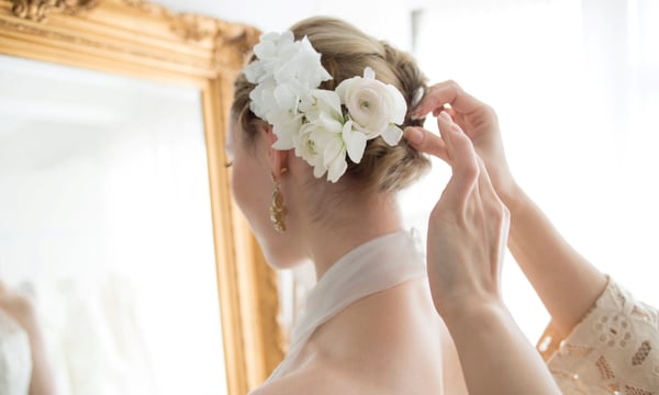 ヘアセットをしてもらう花嫁の後ろ姿