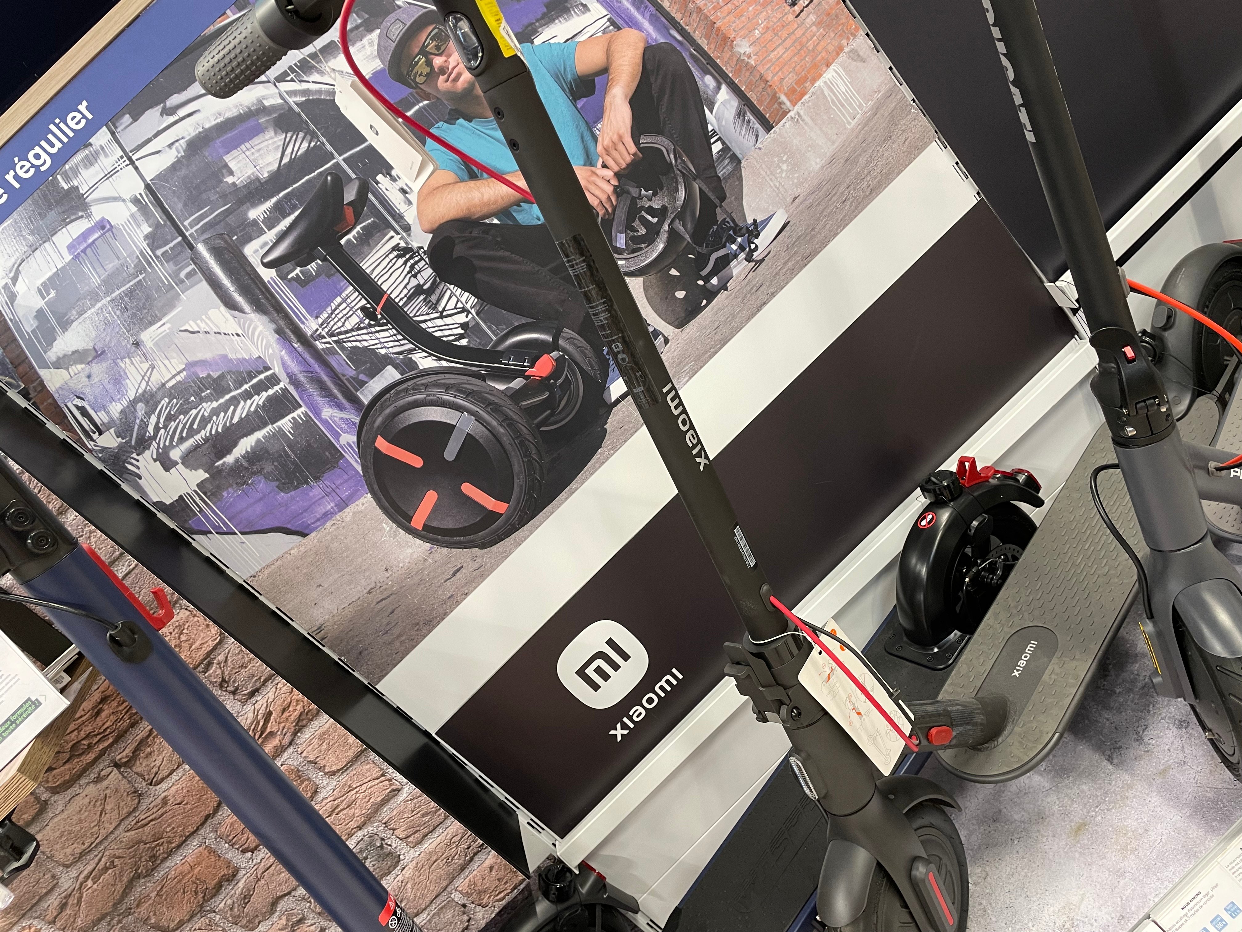 Univers des trotinettes  Xiaomi chez Boulanger Bourg-en-Bresse avec le modèles de différentes autonomies ou vitesse maximum