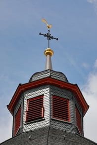 Zu sehen ist die in den Himmel ragende Turmspitze