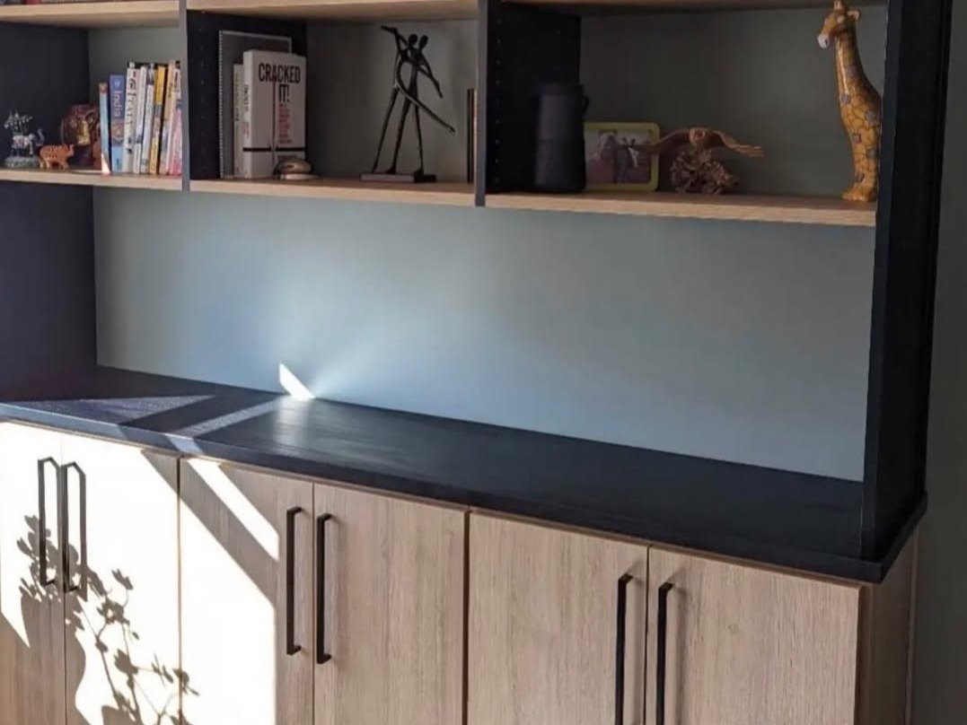 Richmond - Custom closets - Book shelves and cabinets with counter space