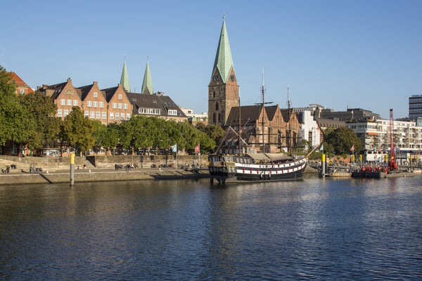 Das Kirchengebäude am Weserufer in der Bremer Innenstadt