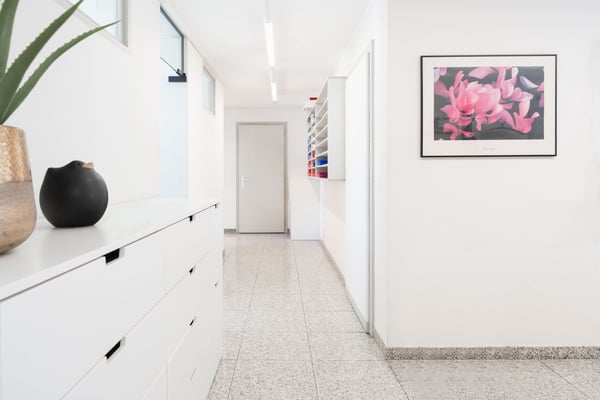 Les espaces de circulation de la clinique dentaire Ardentis Sion Duroux sont lumineux, modernes et pensés pour offrir un parcours agréable à chaque patient