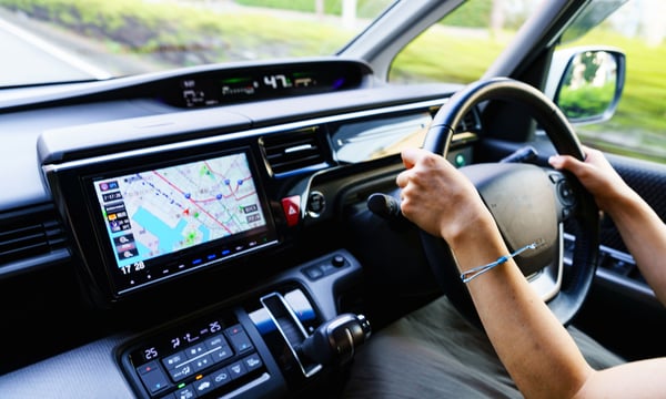 自動車を運転する人の手元