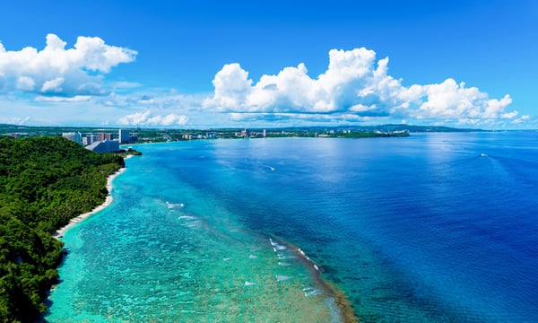 グアムの青い海