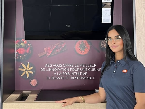 Khadijaa, hôtesse de caisse magasin Boulanger Arles