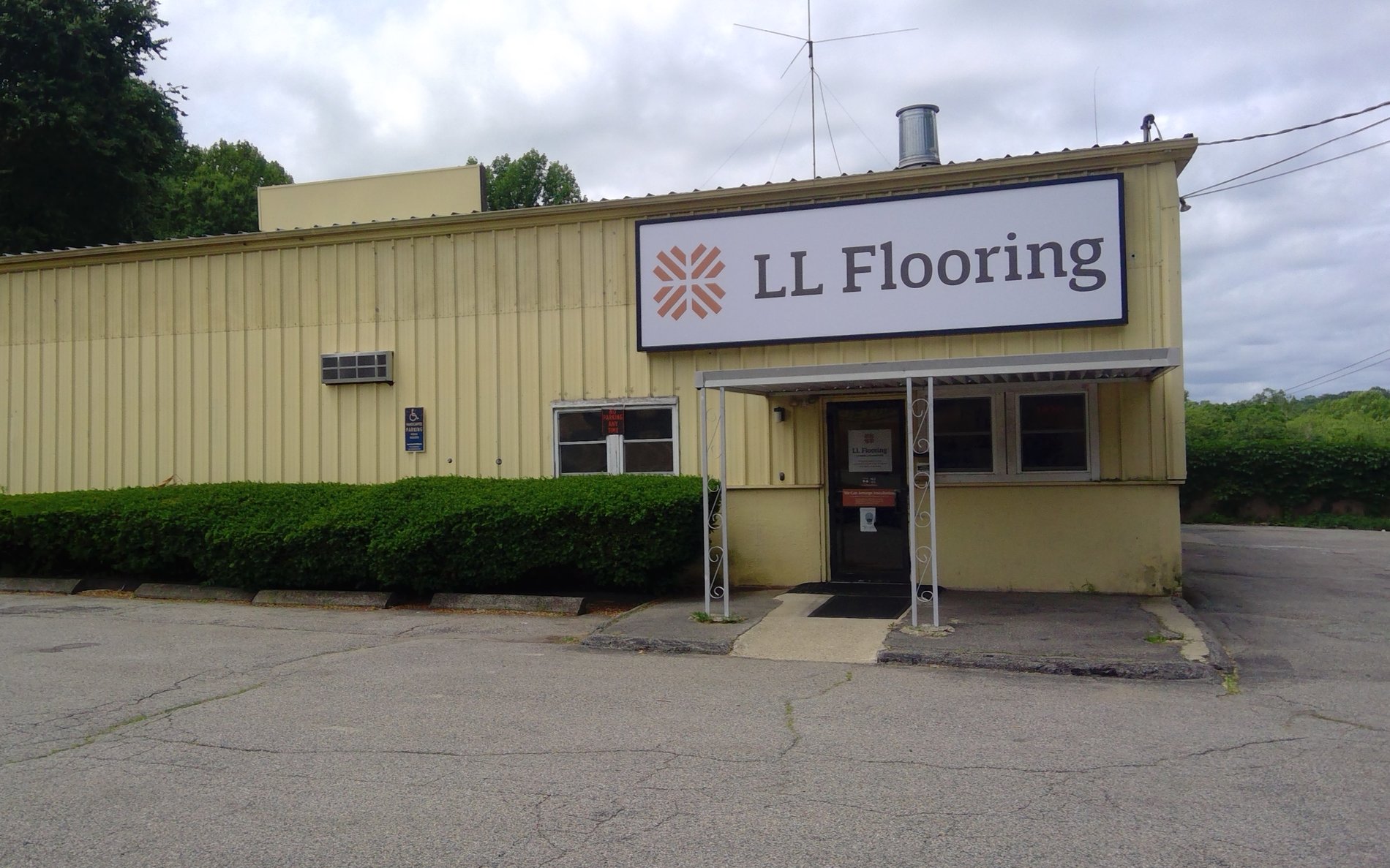 LL Flooring #1215 Waterford | 150 Cross Road | Storefront