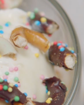 ice cream sundae zoomed in