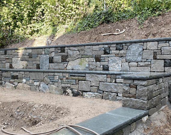 Natursteinmauer von Lusogarten GmbH, Gartenbau & Gartenpflege, 8127 Forch im Kanton Zürich