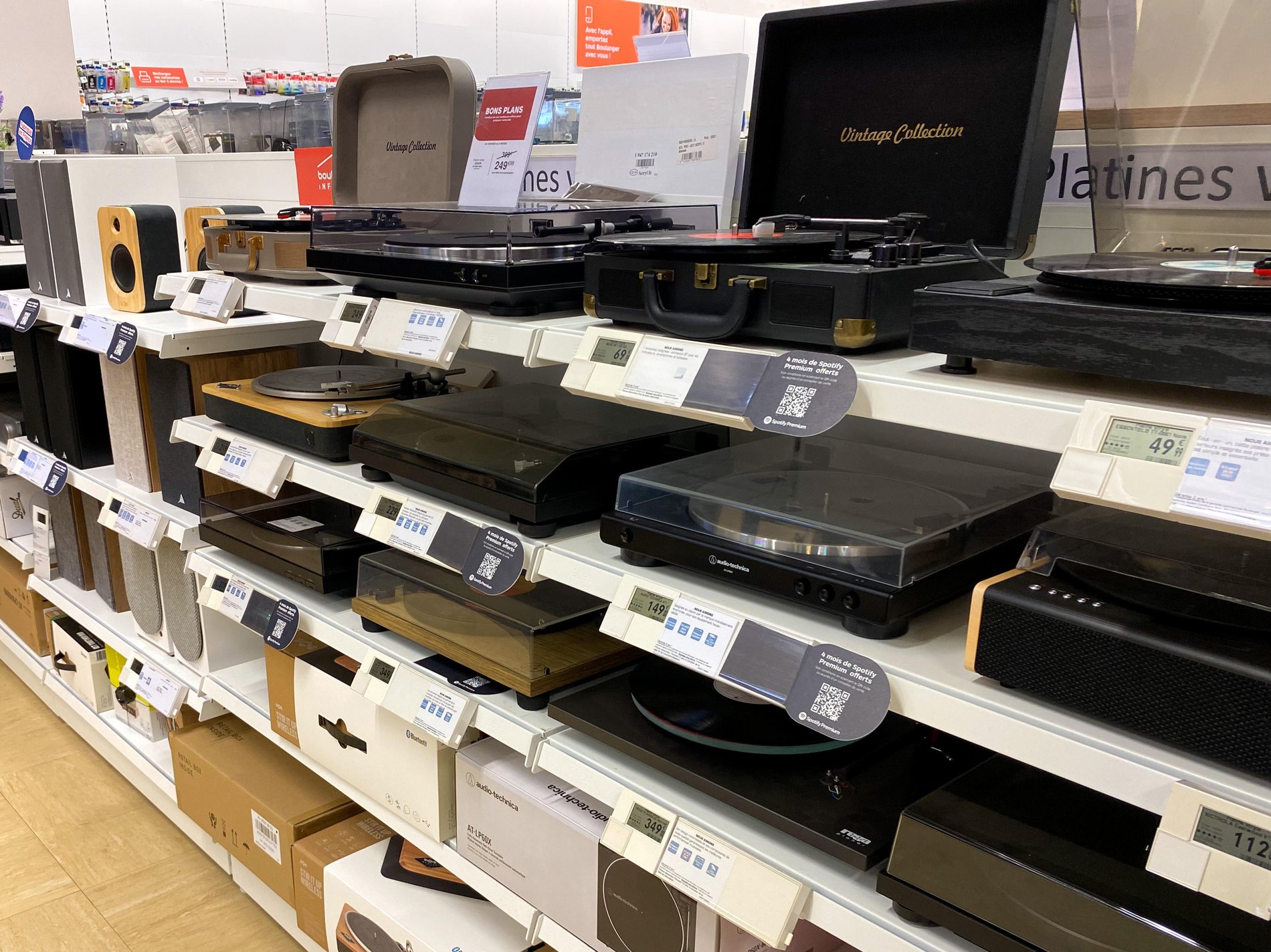 Retrouver notre gamme de vinyles au sein de votre magasin Boulanger Cesson Melun.