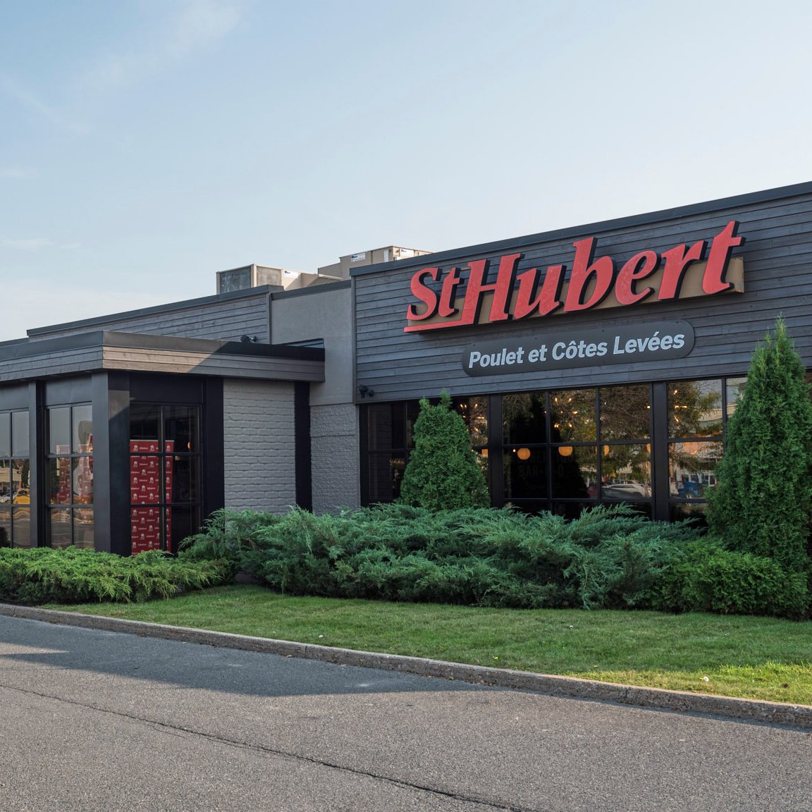 St-Hubert Restaurant and Bar - Cousineau (Longueuil)