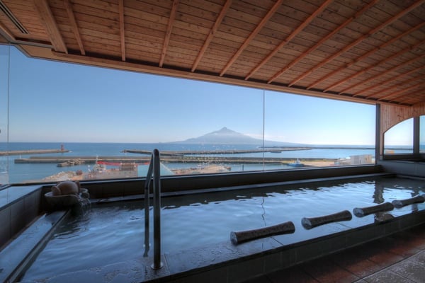 花海の湯から見た利尻富士と礼文の海